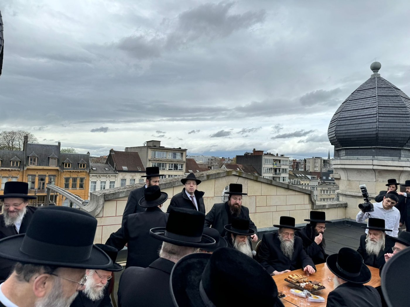 הגאב"ד טיפס על גג הבנין ומילא את בורות המקווה במי גשמים