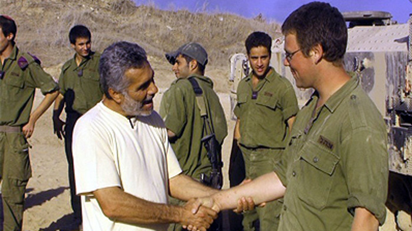 המסיונר דמקני בהטפה לחיילים.