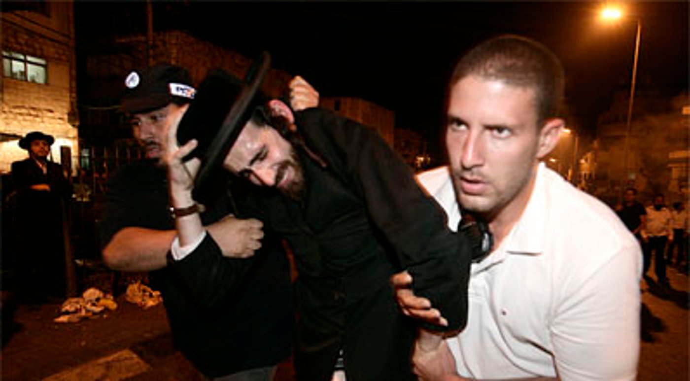 שוטרים בלי מדים. מעצר מפגין אמש.
