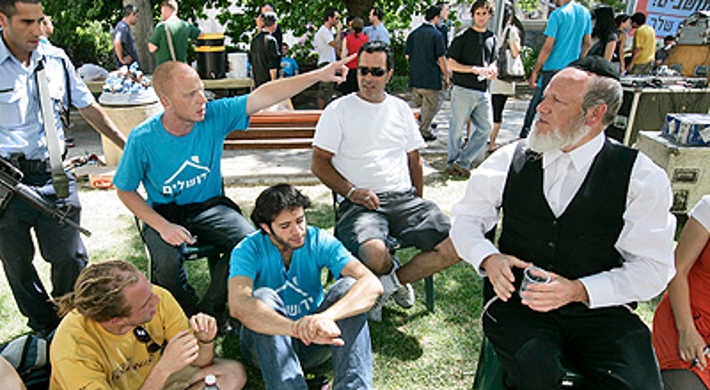 משי-זהב סופג את הביקורת, היום.
