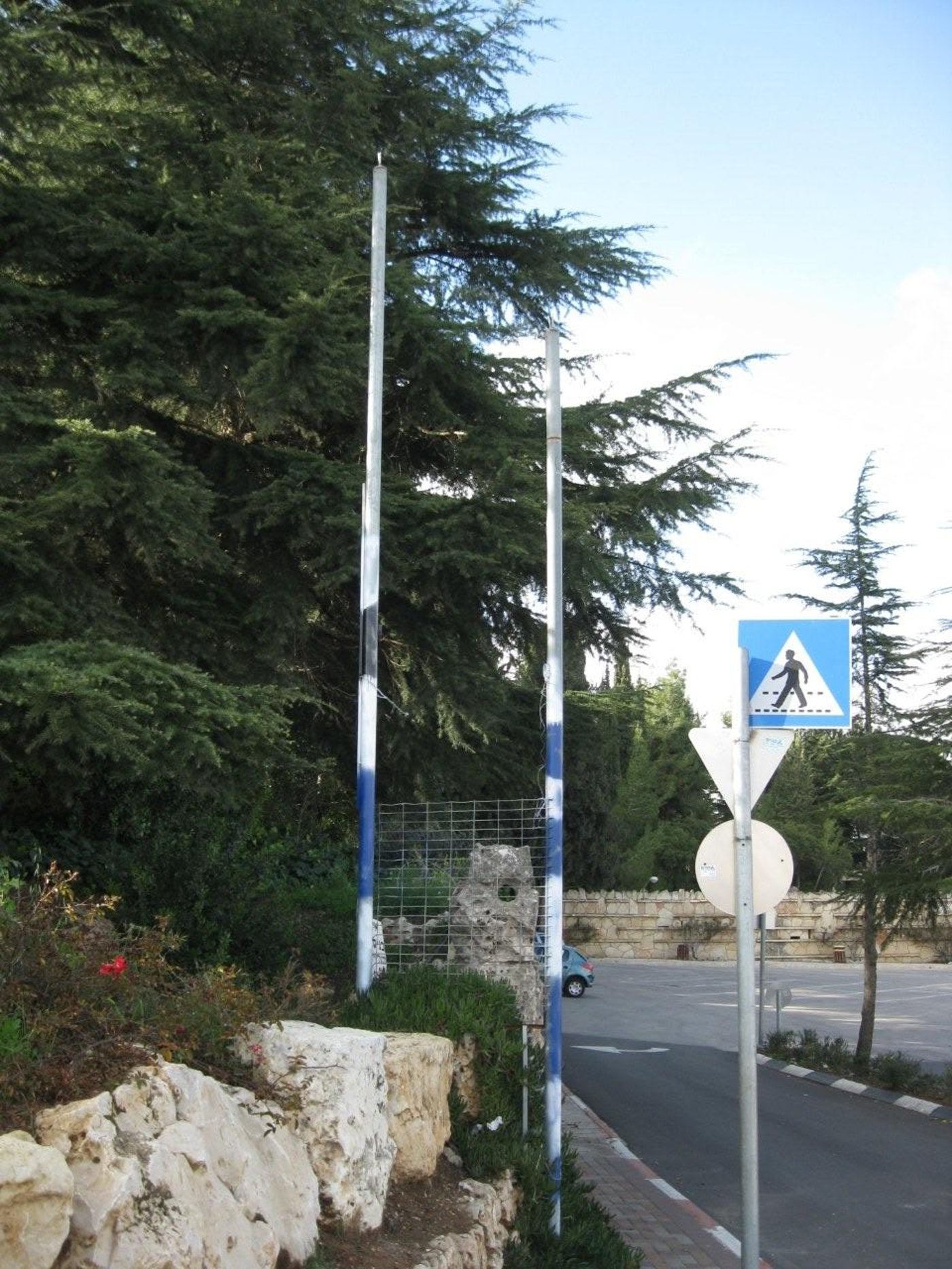 אנטישמיות חילונית: עמודי העירוב בקרית יובל נעקרו