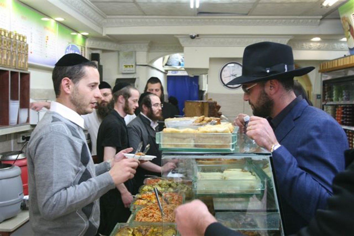 צפו בתמונות: גומא אגאייר רוכש ´סירטוק´ וכובע חב"די