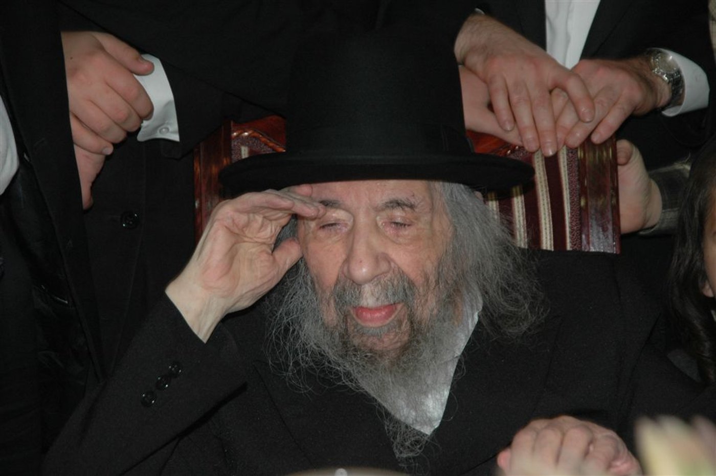 המונים נוהרים לפגוש את זקן ראשי-הישיבות בעולם