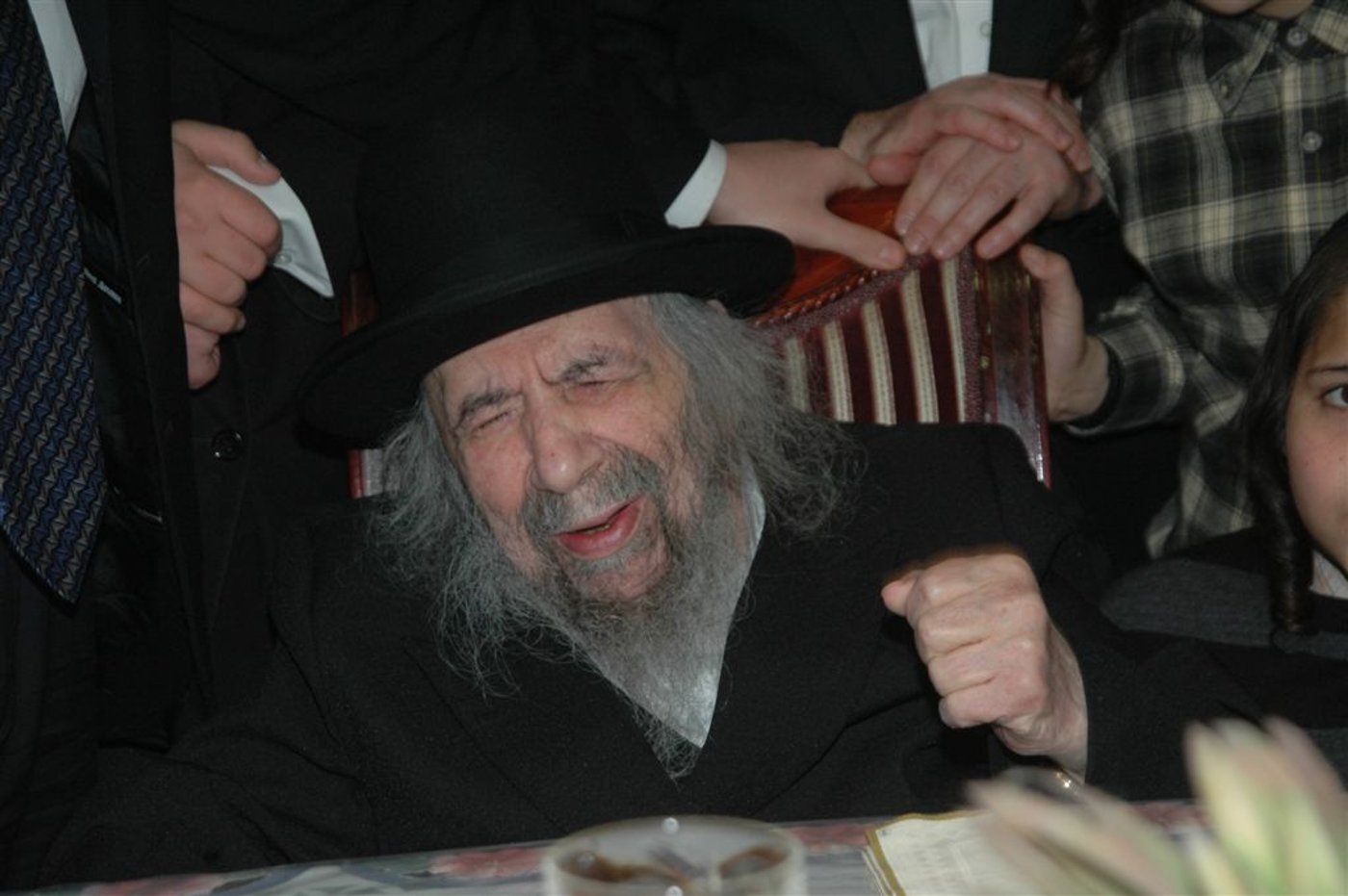 המונים נוהרים לפגוש את זקן ראשי-הישיבות בעולם