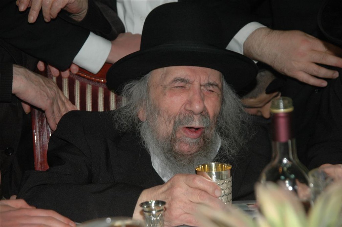 המונים נוהרים לפגוש את זקן ראשי-הישיבות בעולם