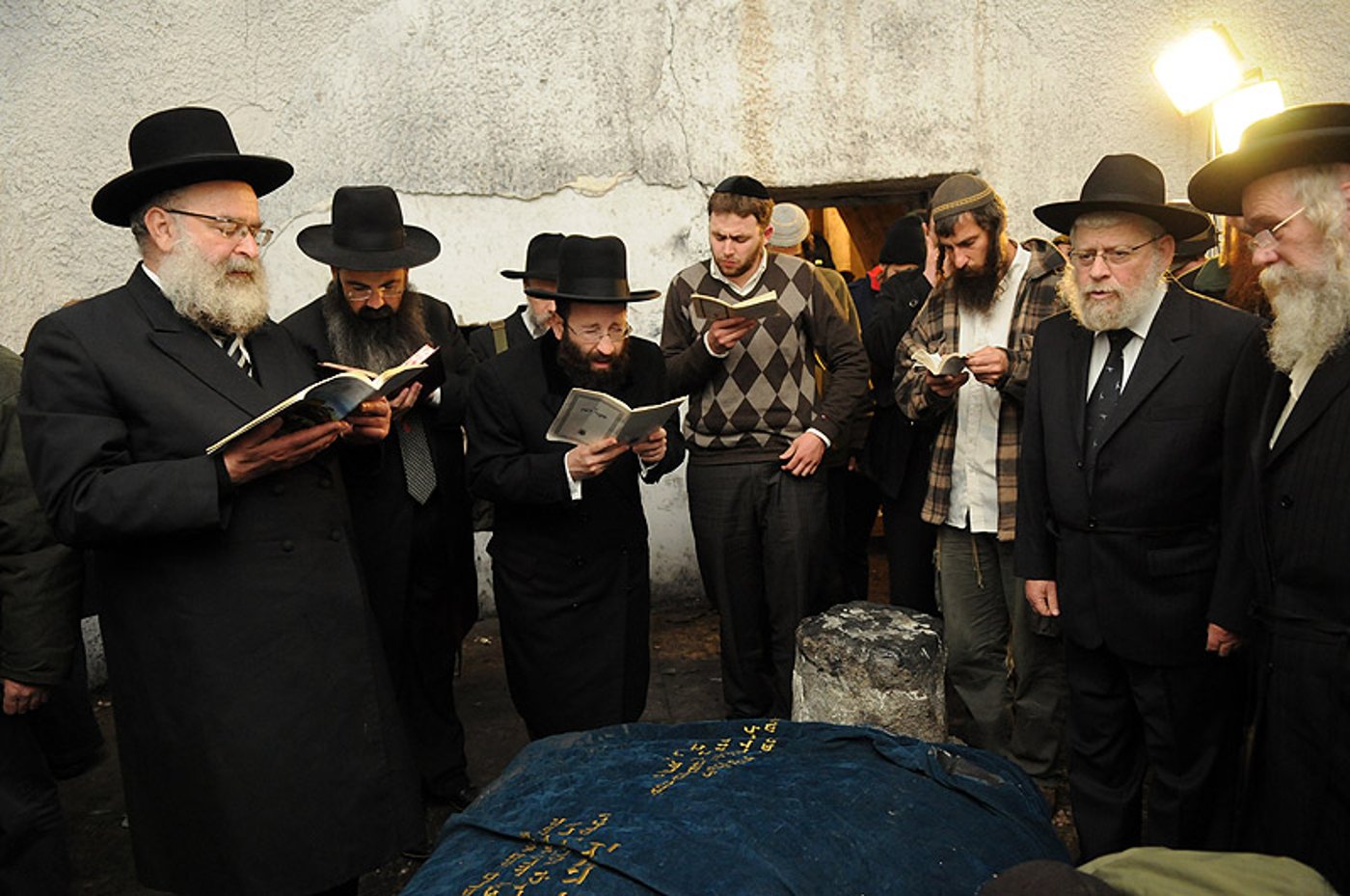 תפילה תחת אבטחה: תיעוד נדיר מתפילה על קבר יוסף