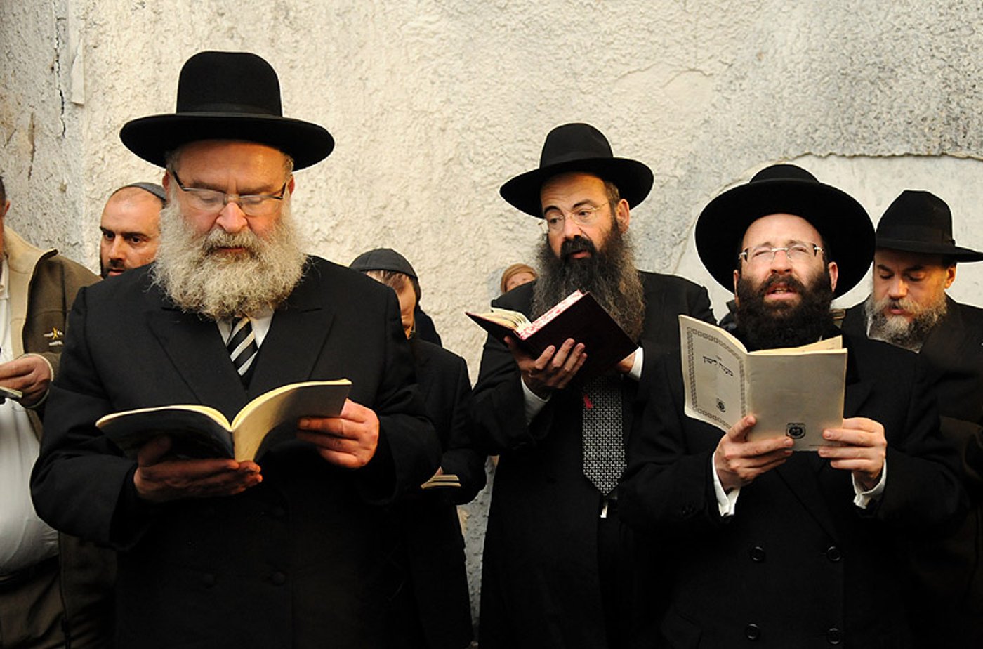 תפילה תחת אבטחה: תיעוד נדיר מתפילה על קבר יוסף