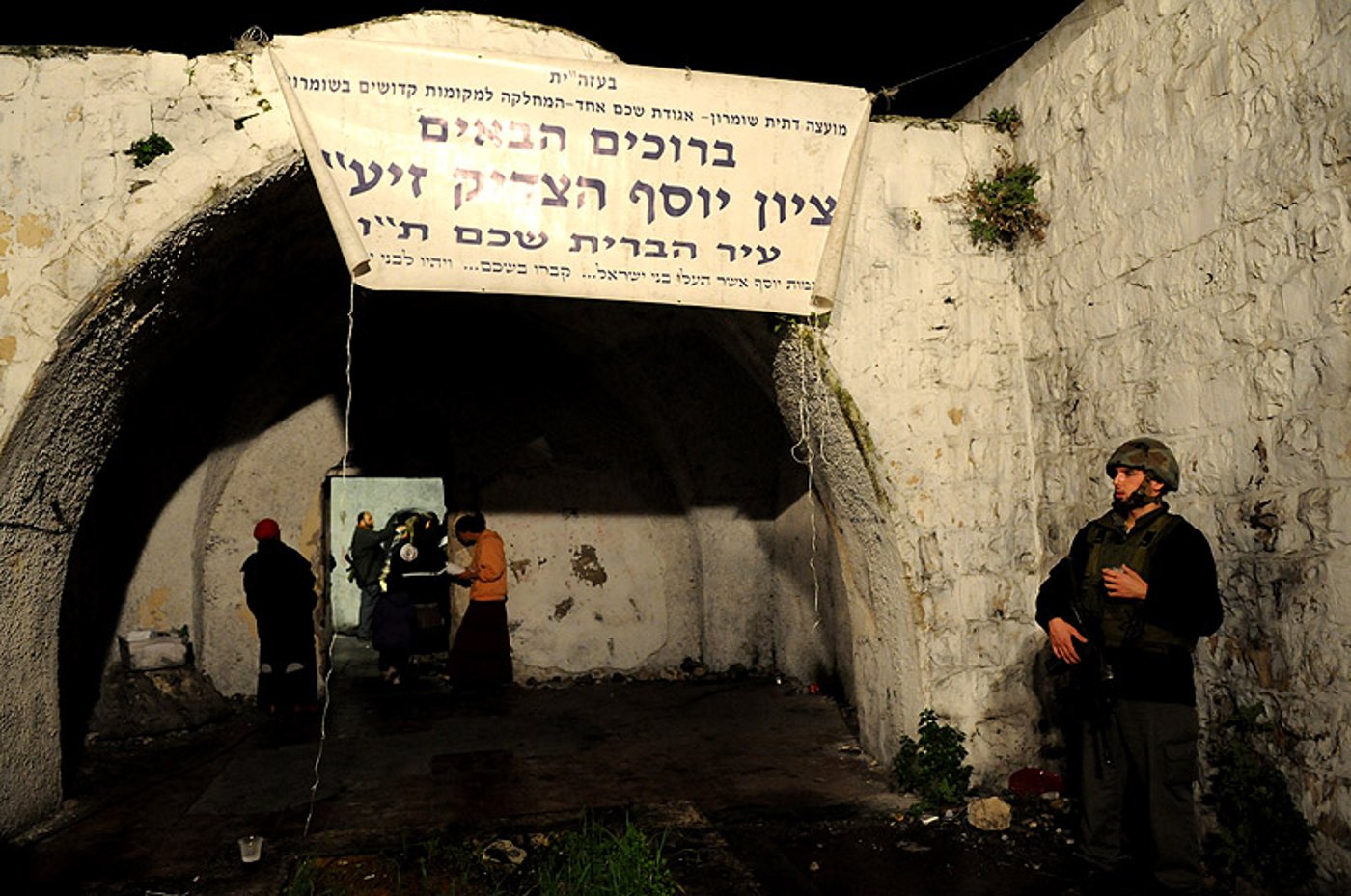 תפילה תחת אבטחה: תיעוד נדיר מתפילה על קבר יוסף