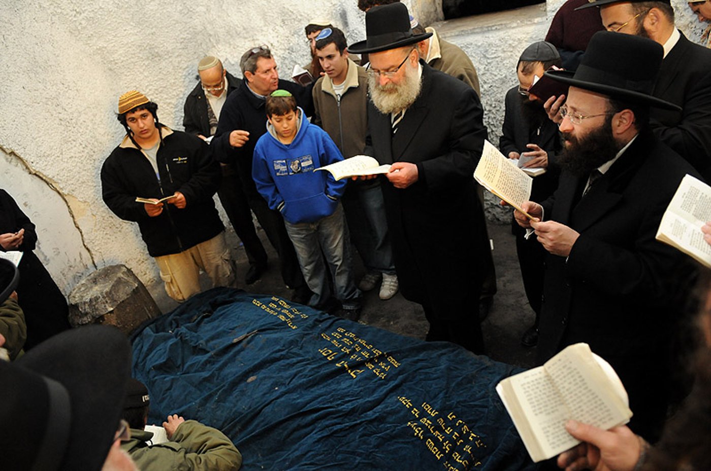 תפילה תחת אבטחה: תיעוד נדיר מתפילה על קבר יוסף