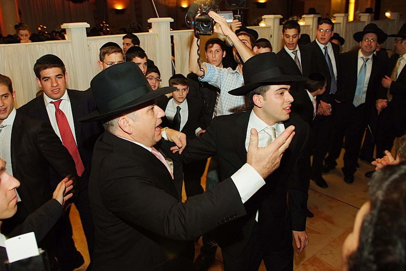 ענבי הגפן: צפו בחתונת משפחת לאופר