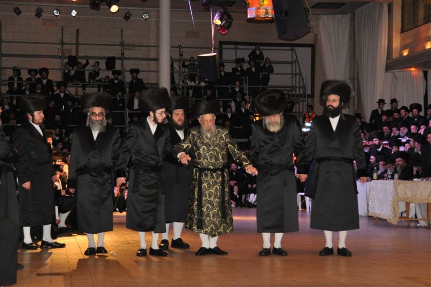 שמחת סערט ויזניץ: האדמו"ר ואלפי חסידים