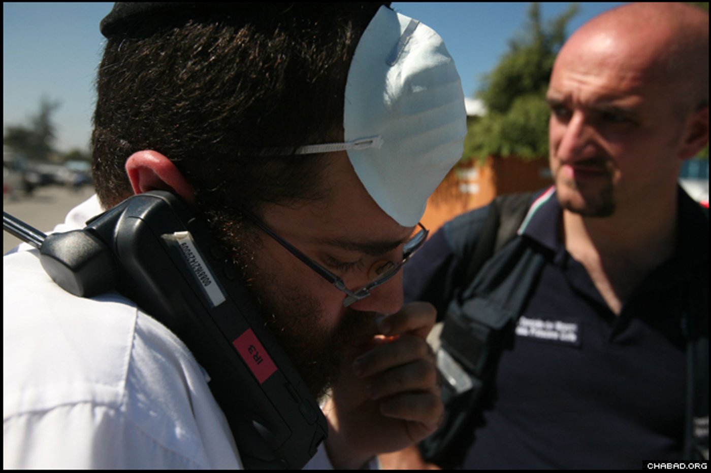תיעוד מצולם: שליח חב"ד מגיש סיוע לניצולים ששרדו