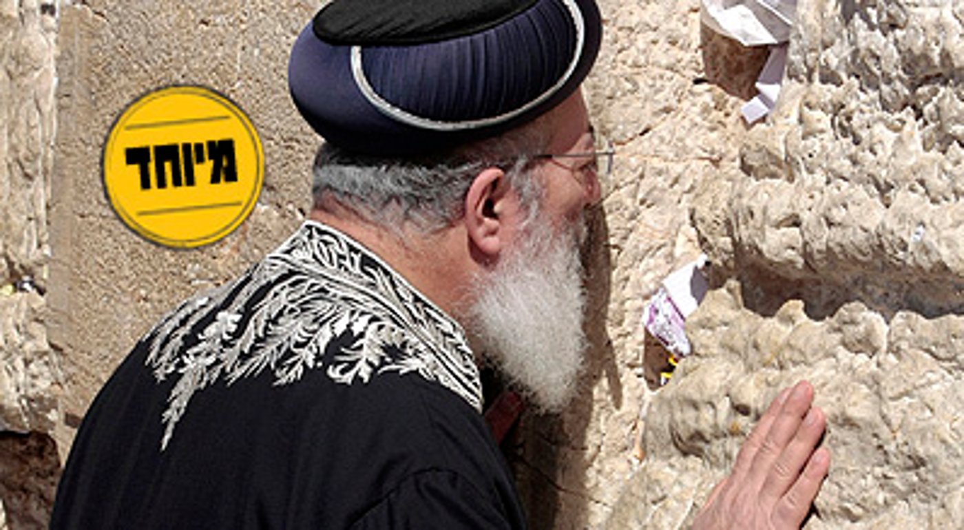 הגר"ש עמאר ליד שריד בית מקדשנו.