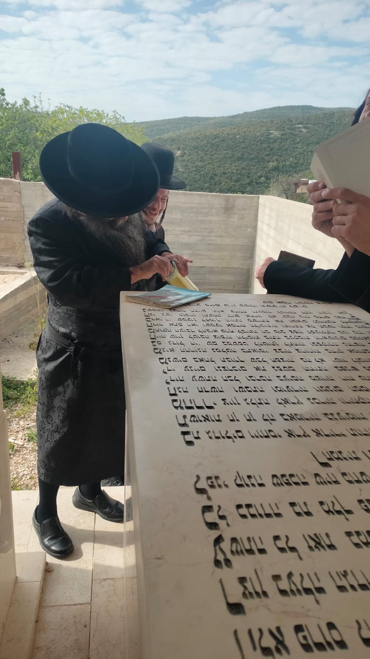 העלייה לקברו של גאב"ד קאלסבורג זיע"א בראשות בנו אבדק"ק מראה יחזקאל