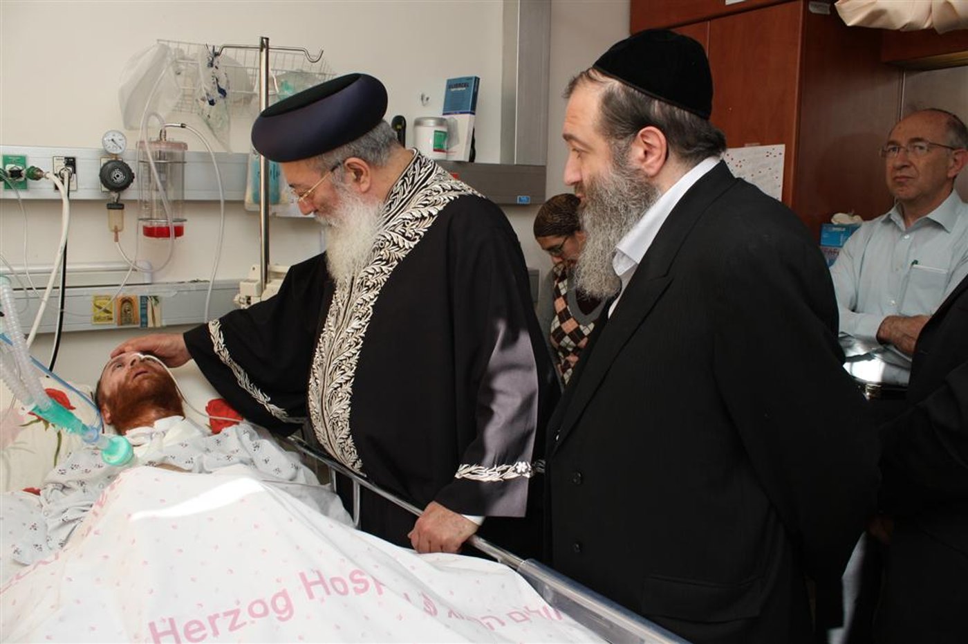 בקול נרגש: הראשל"צ הרב עמאר בירך את מציל הילדה