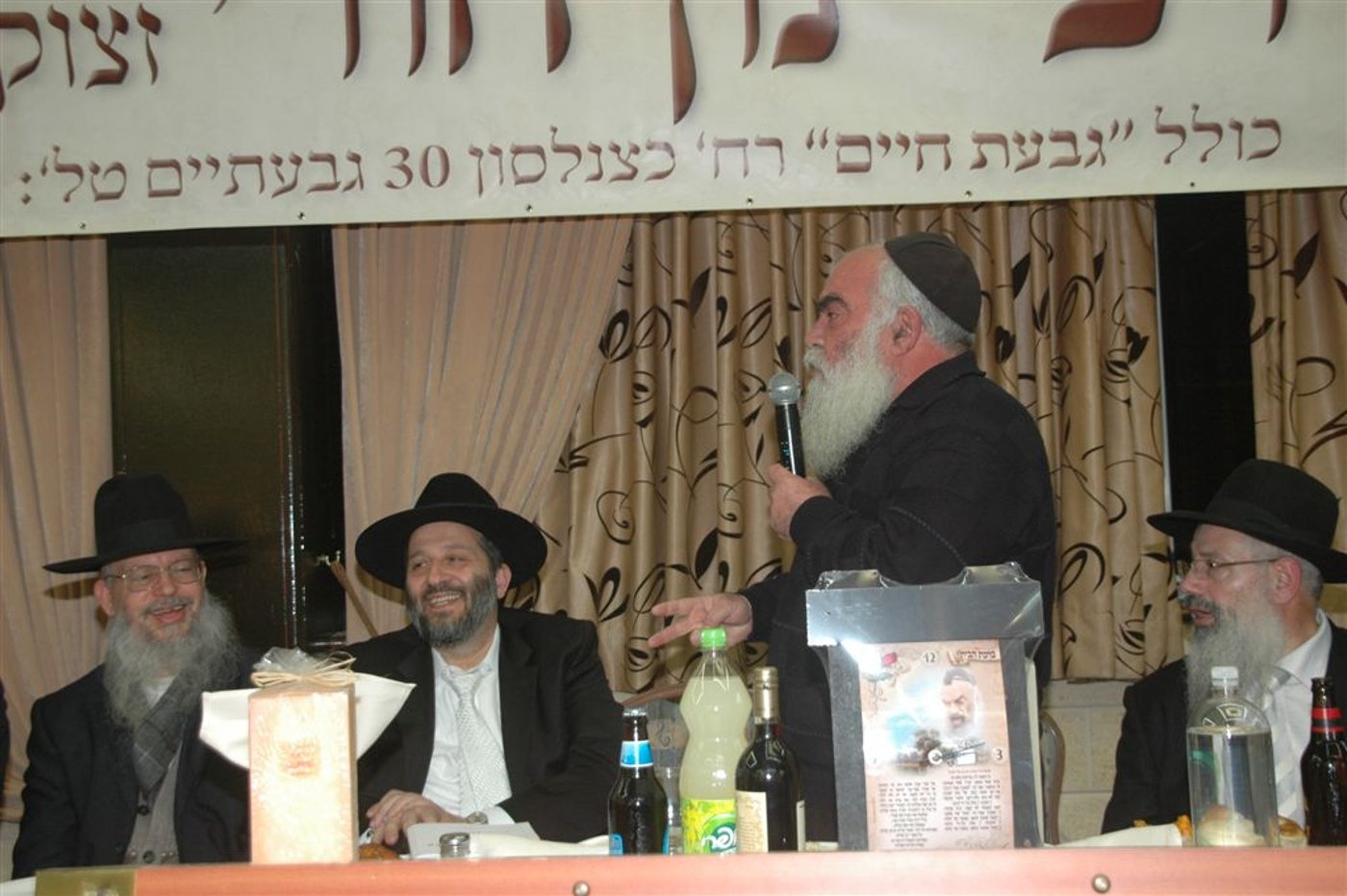 צפו בוידאו: דרעי תורם 26,000 שקלים למוסד תורני