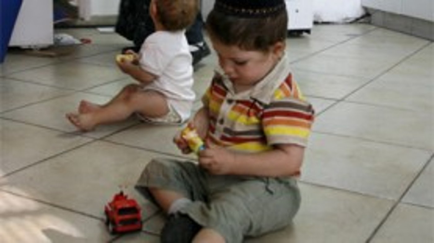 אמא שואלת: בני מתקשה להתלבש