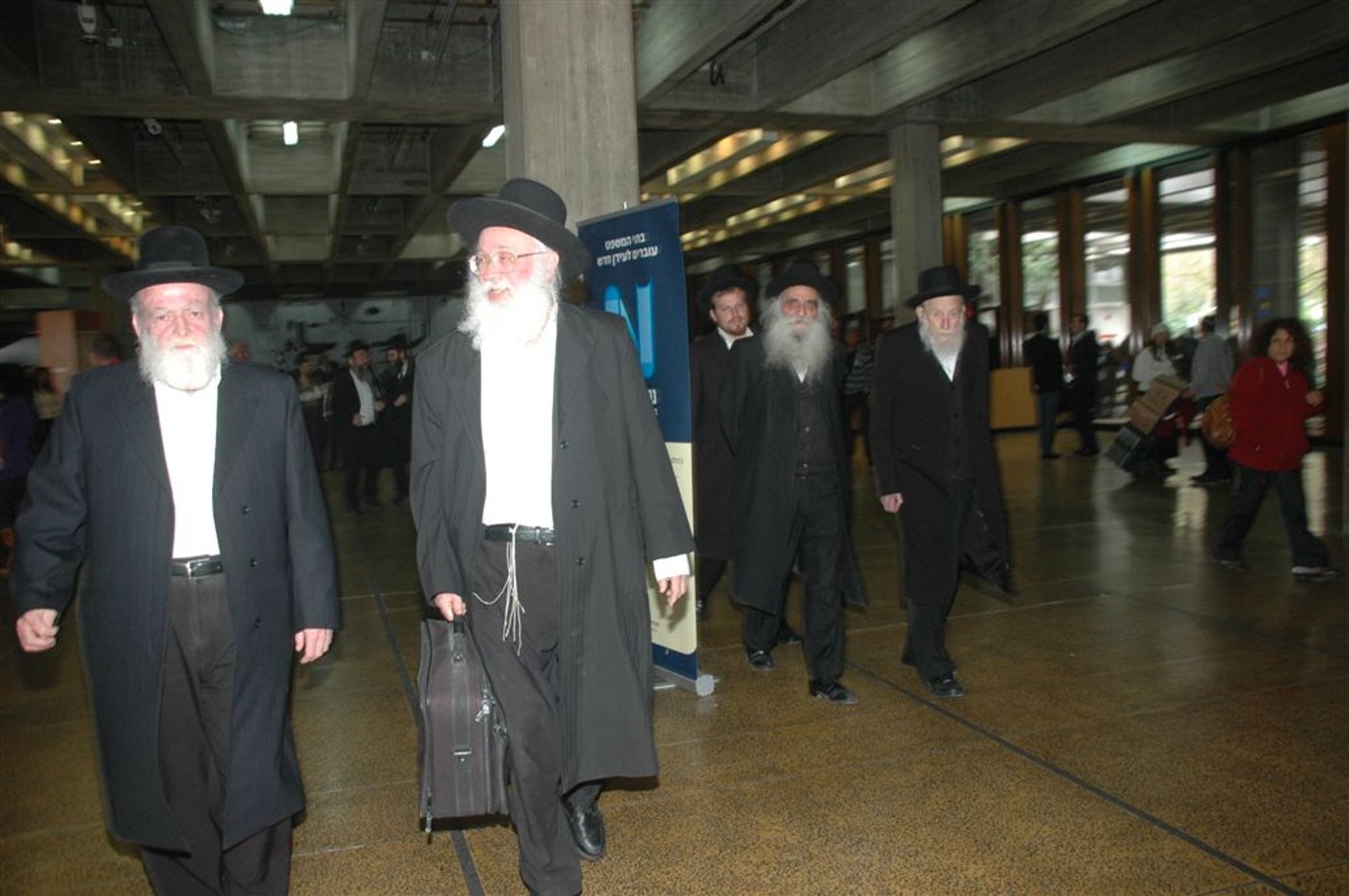 הלם וזעזוע: דיינים חשובים יושבים על ספסל הנאשמים