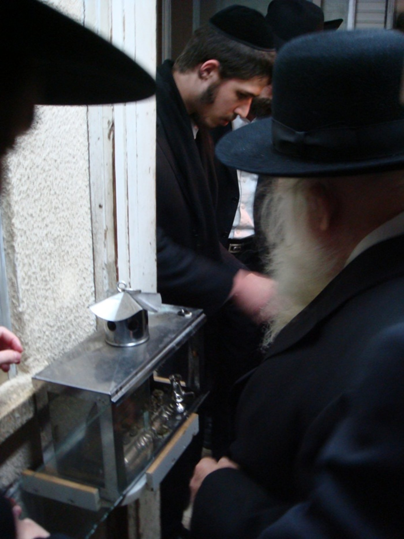 הרבנית קנייבסקי מדליקה נרות חנוכה?