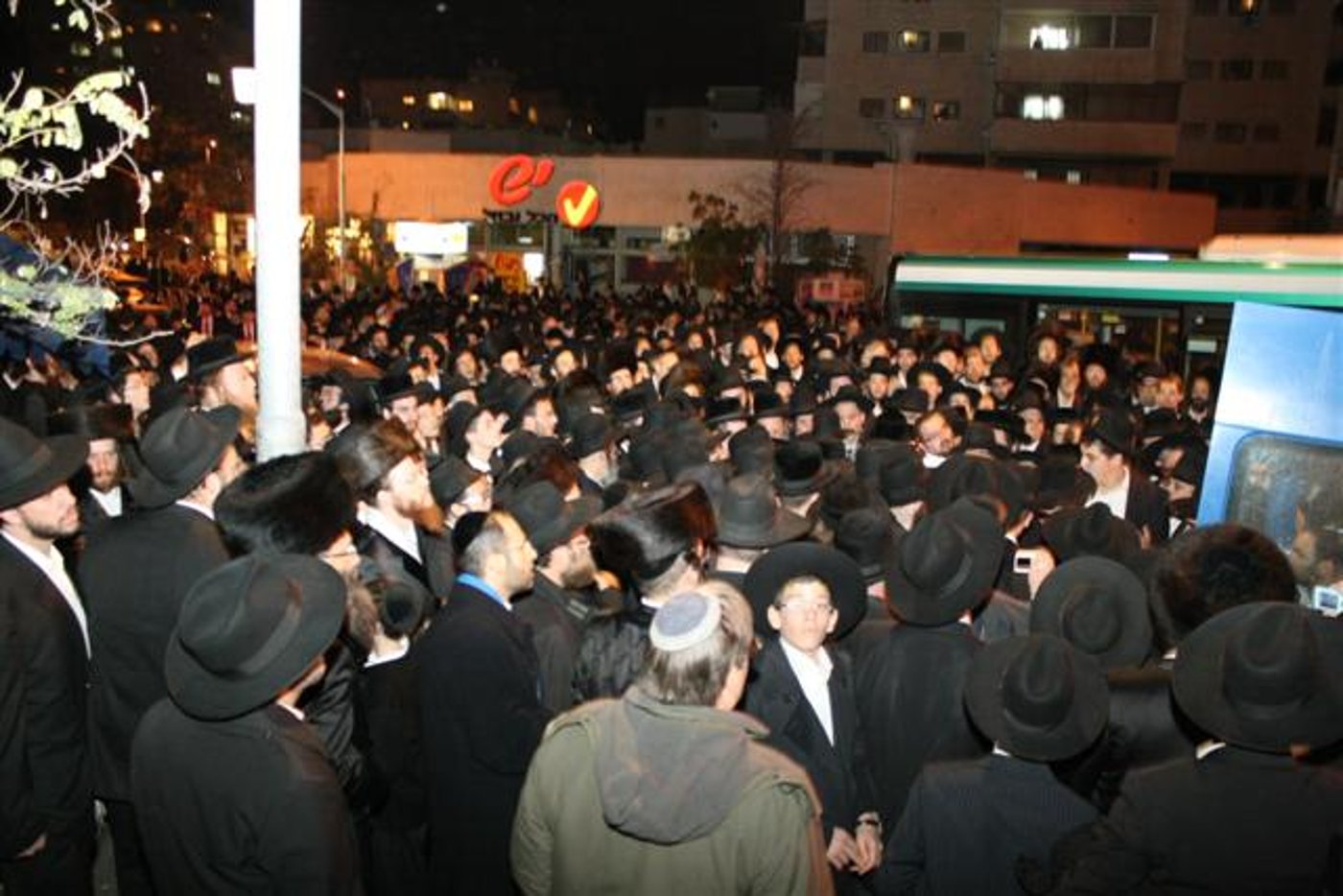 אלפים ליוו למנוחות את האדמו"ר מבוסטון זצ"ל