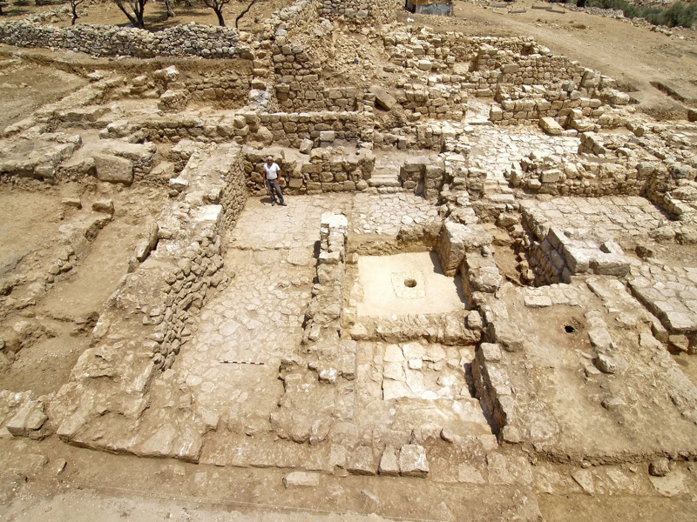 נחשף ארון קבורה עם כיתוב בעברית: "בן הכהן הגדול"