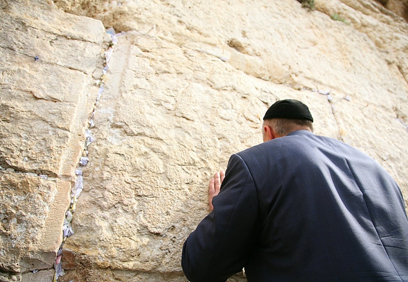 מימין: השגריר. משמאל: שליח חב"ד