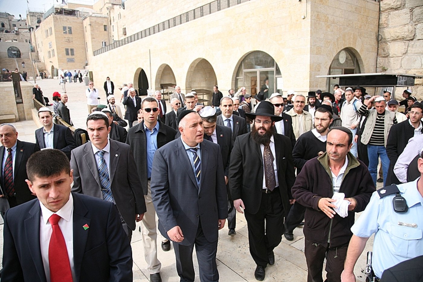 מימין: השגריר. משמאל: שליח חב"ד