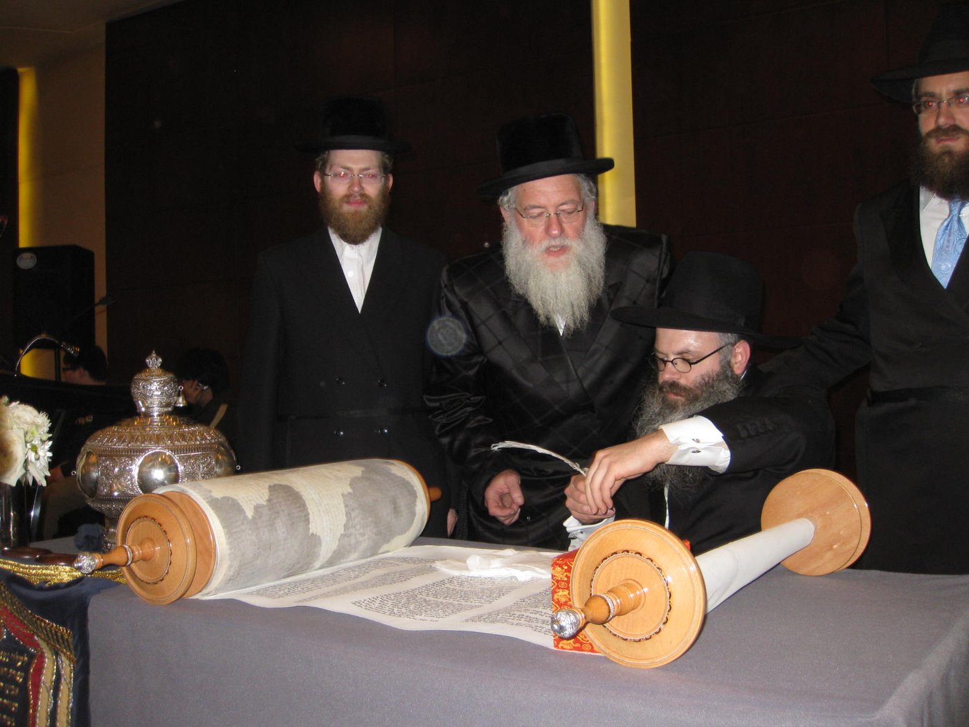 ביג´ין: הוכנס ספר-תורה לבית-חב"ד המקומי