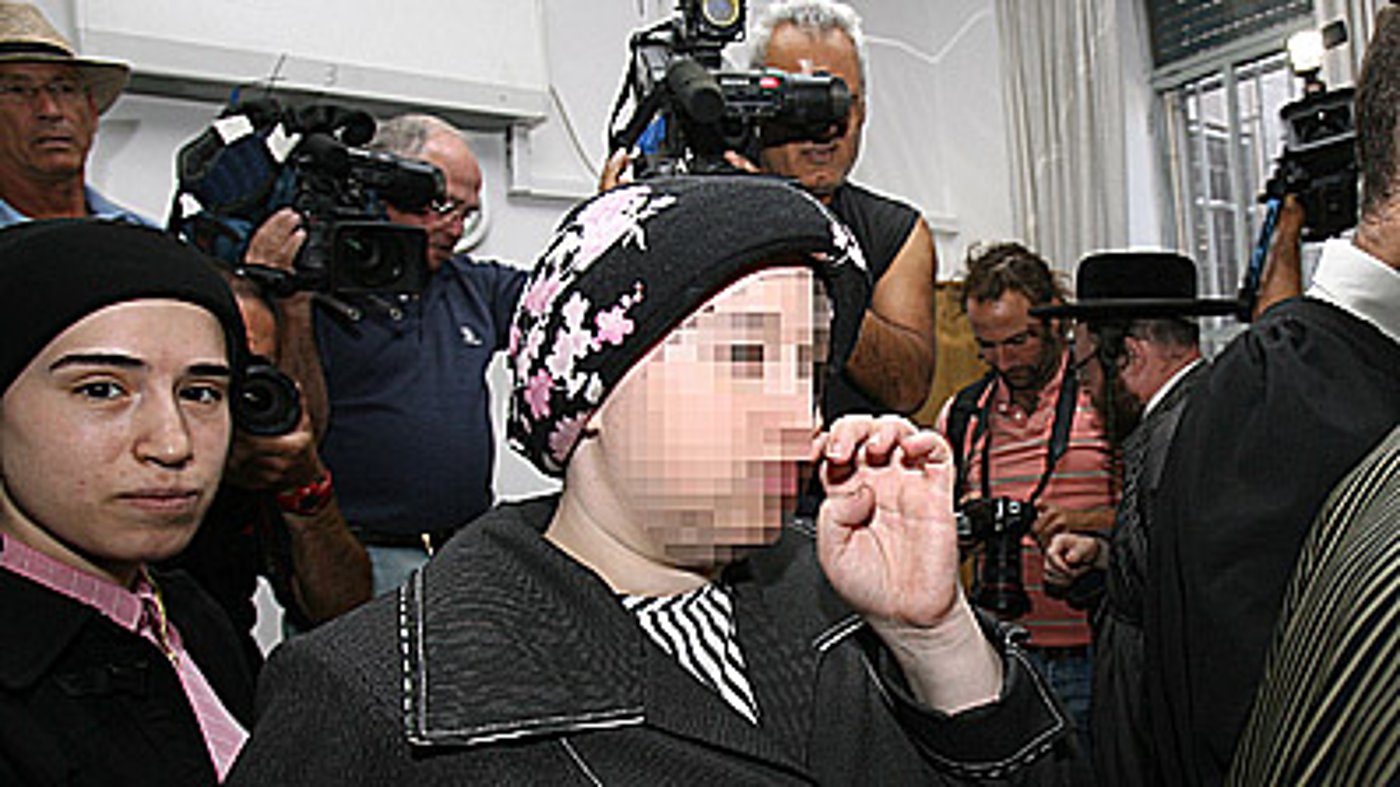 האם החשודה.