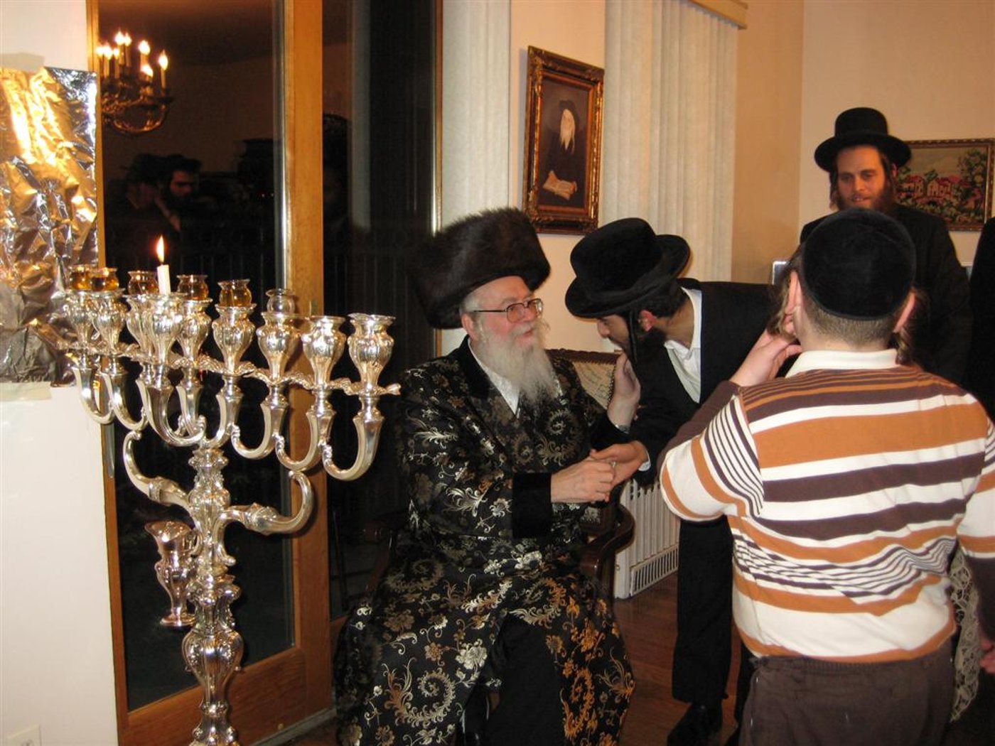 תמונות חג: הרב שיק מיבניאל מדליק
