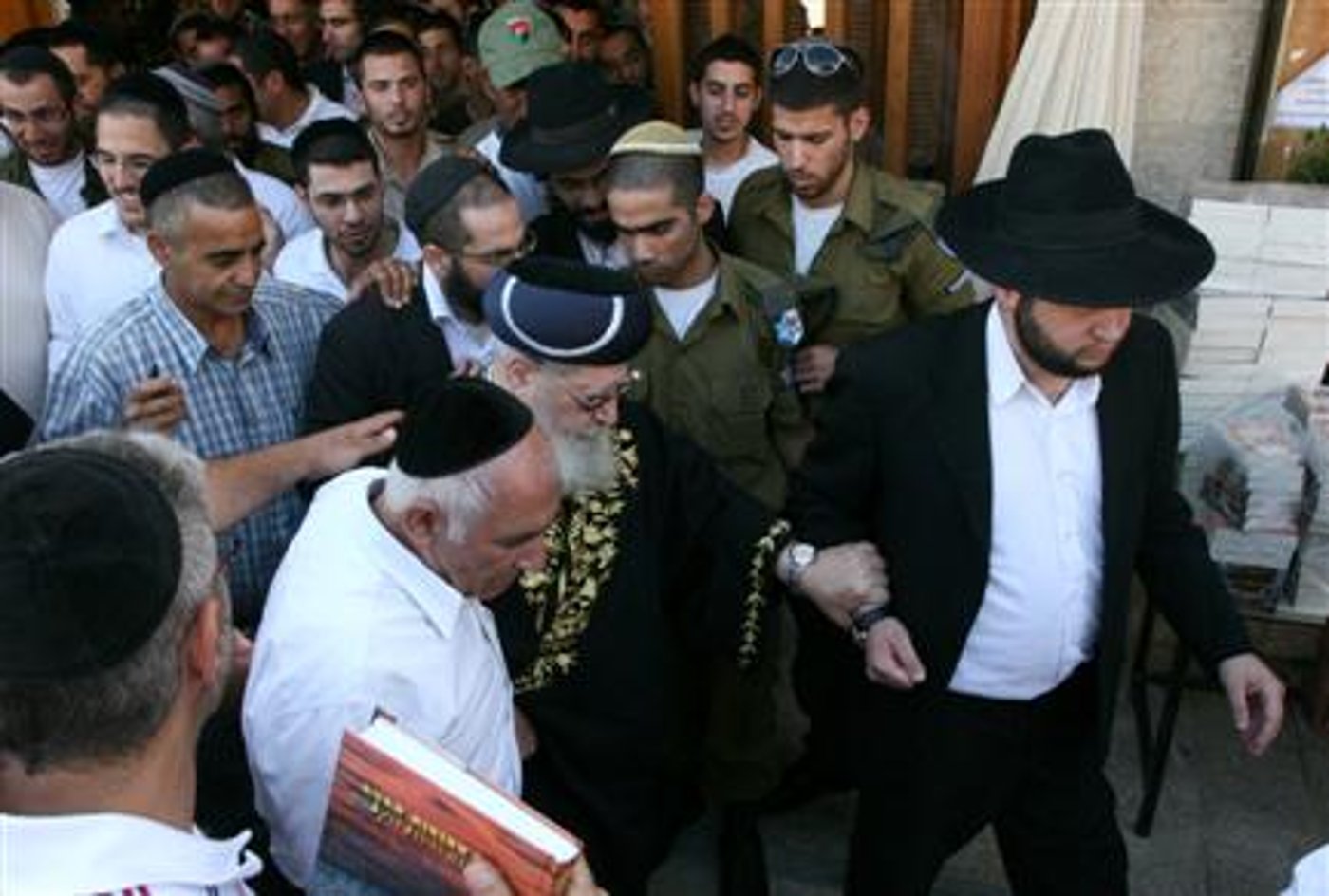 הגר"ע יוסף מכין חיילים לקראת יום הכיפורים