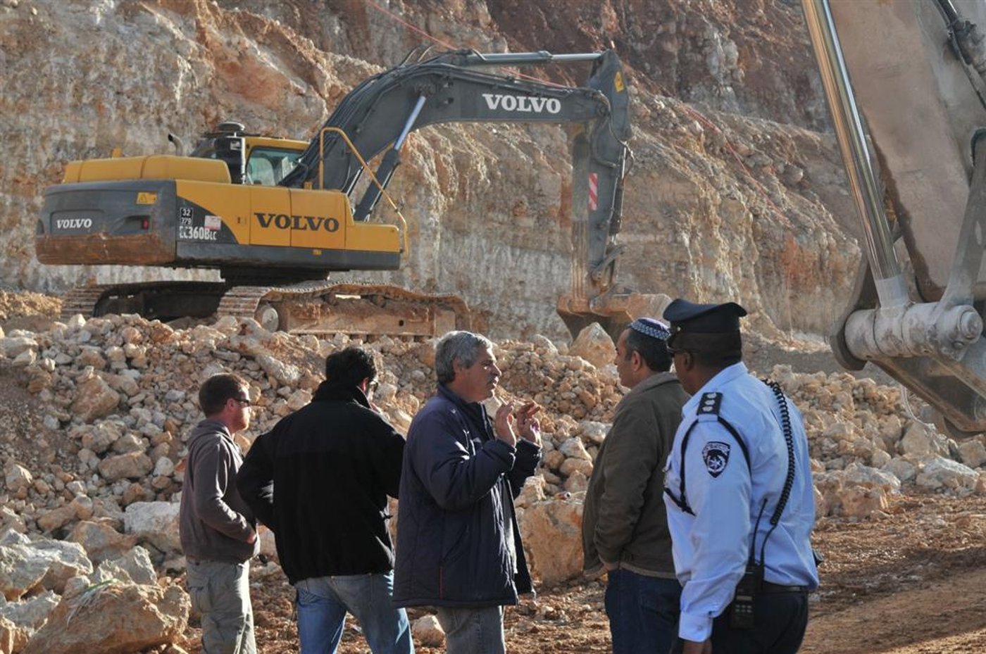 צפו בתיעוד: הקפאת הבניה בביתר הביאה לעימות אלים