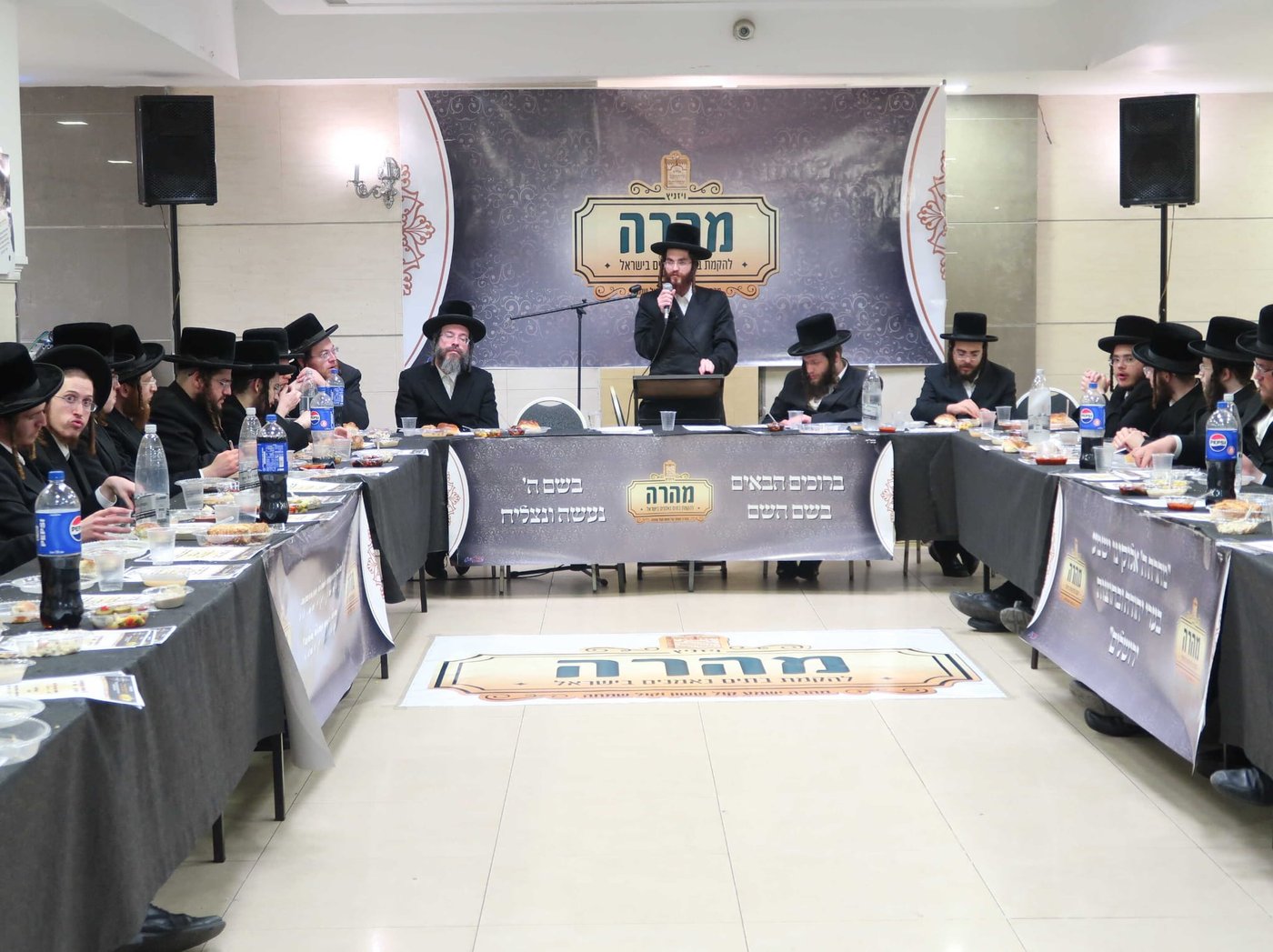 האברכים הצעירים התאספו לטכס עצה כדי להחיש ולקרב את זיווג חבריהם במהרה