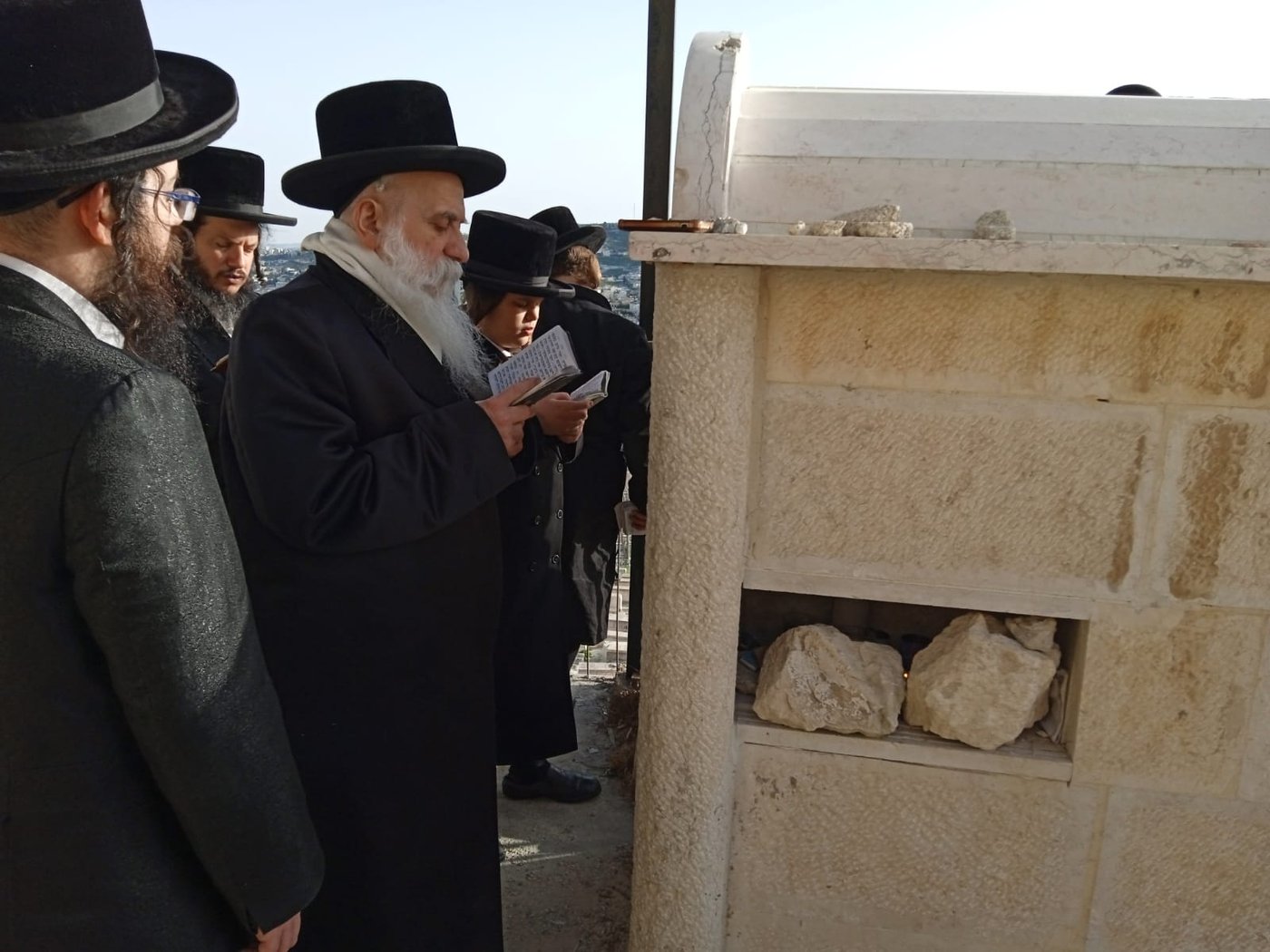 האדמו"ר מבוטושאן על ציון אביו בהר הזיתים