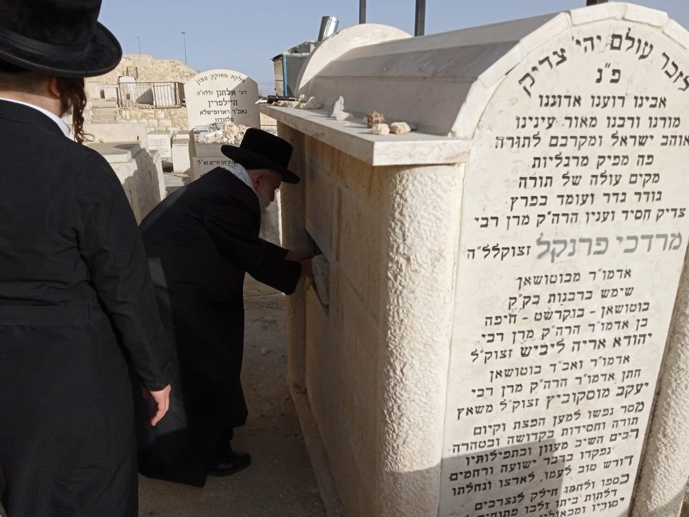 האדמו"ר מבוטושאן על ציון אביו בהר הזיתים
