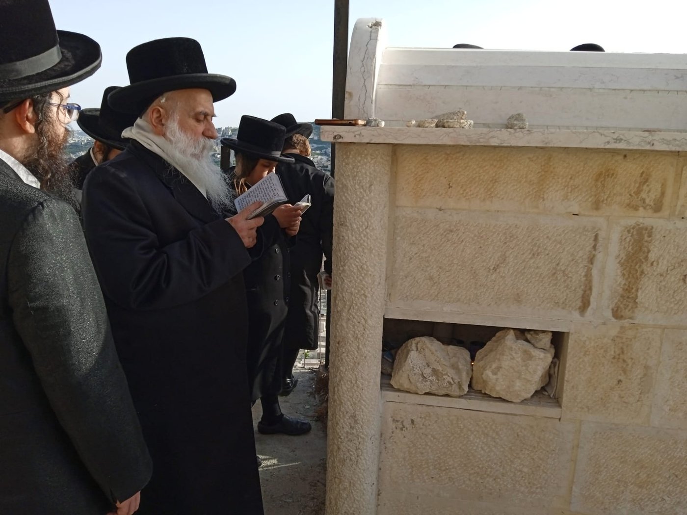 האדמו"ר מבוטושאן על ציון אביו בהר הזיתים