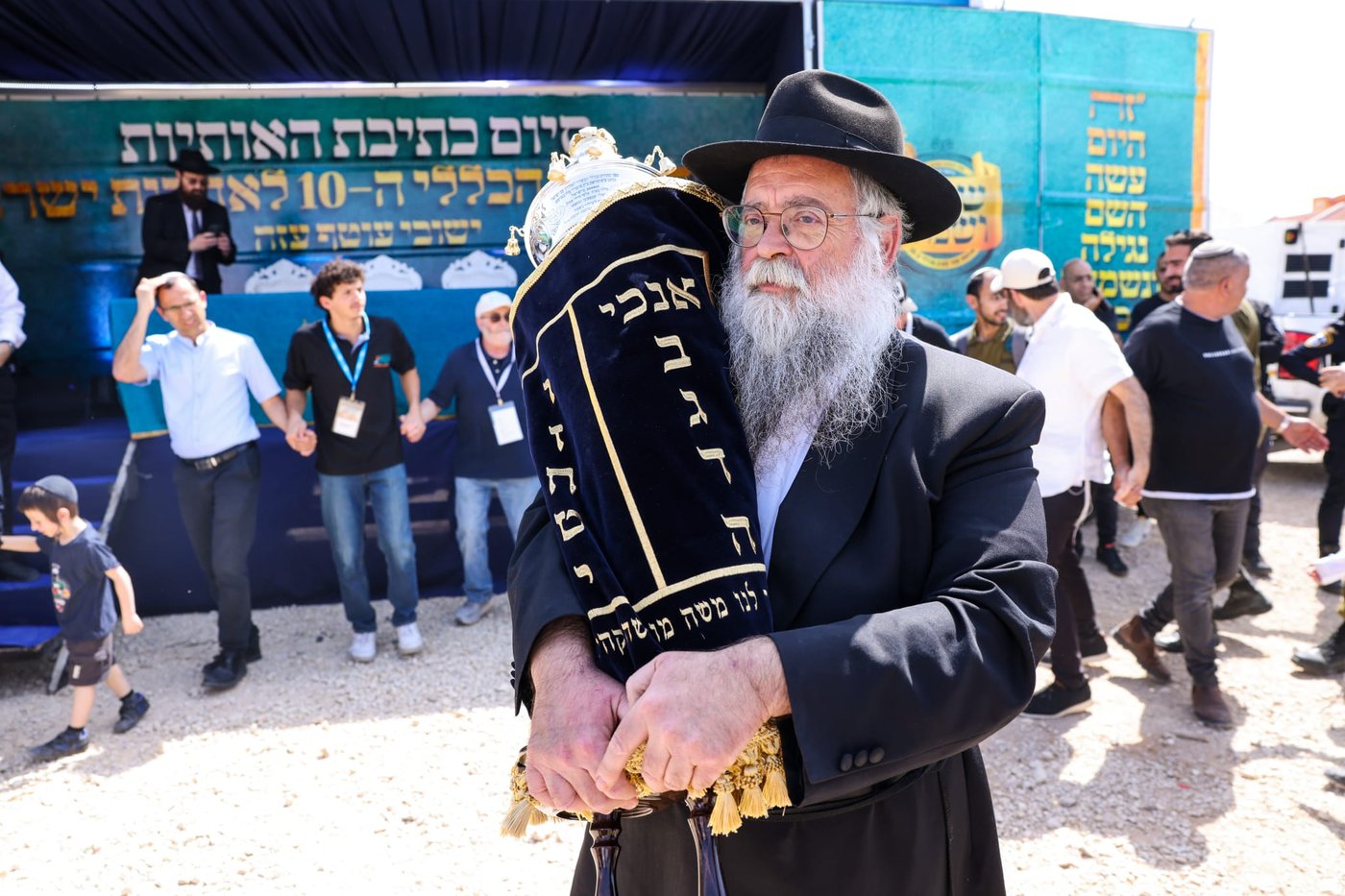 עם משפחות החטופים וההרוגים בשדה הקטל ברעים: מעמד מרגש של הכנסת ספר תורה | תיעוד מיוחד