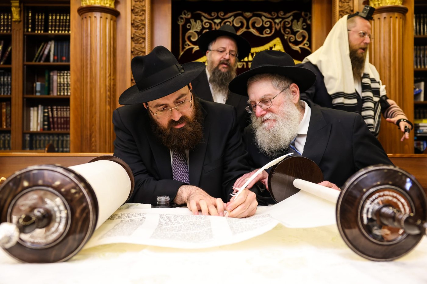 עם משפחות החטופים וההרוגים בשדה הקטל ברעים: מעמד מרגש של הכנסת ספר תורה | תיעוד מיוחד