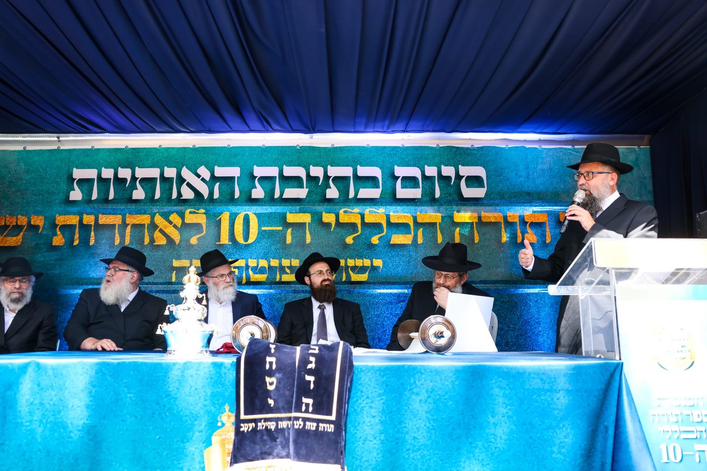 עם משפחות החטופים וההרוגים בשדה הקטל ברעים: מעמד מרגש של הכנסת ספר תורה | תיעוד מיוחד