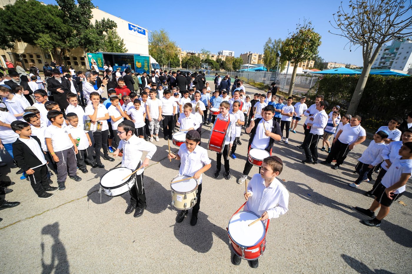 עם משפחות החטופים וההרוגים בשדה הקטל ברעים: מעמד מרגש של הכנסת ספר תורה | תיעוד מיוחד