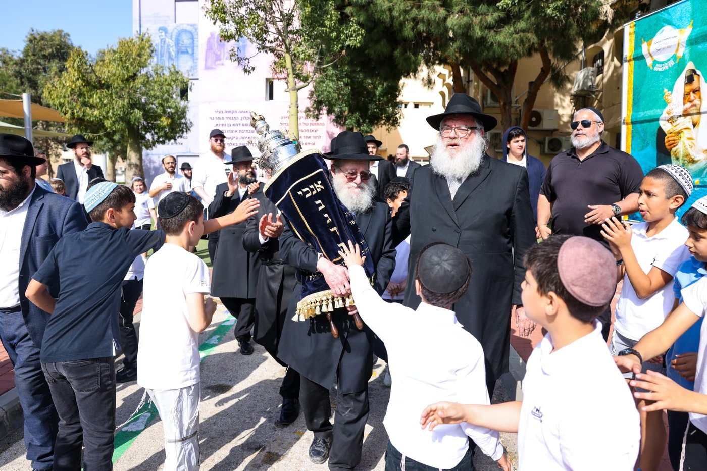 עם משפחות החטופים וההרוגים בשדה הקטל ברעים: מעמד מרגש של הכנסת ספר תורה | תיעוד מיוחד