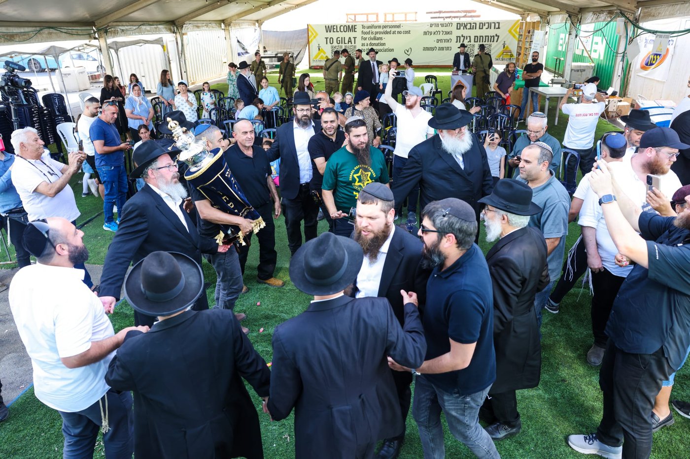 עם משפחות החטופים וההרוגים בשדה הקטל ברעים: מעמד מרגש של הכנסת ספר תורה | תיעוד מיוחד