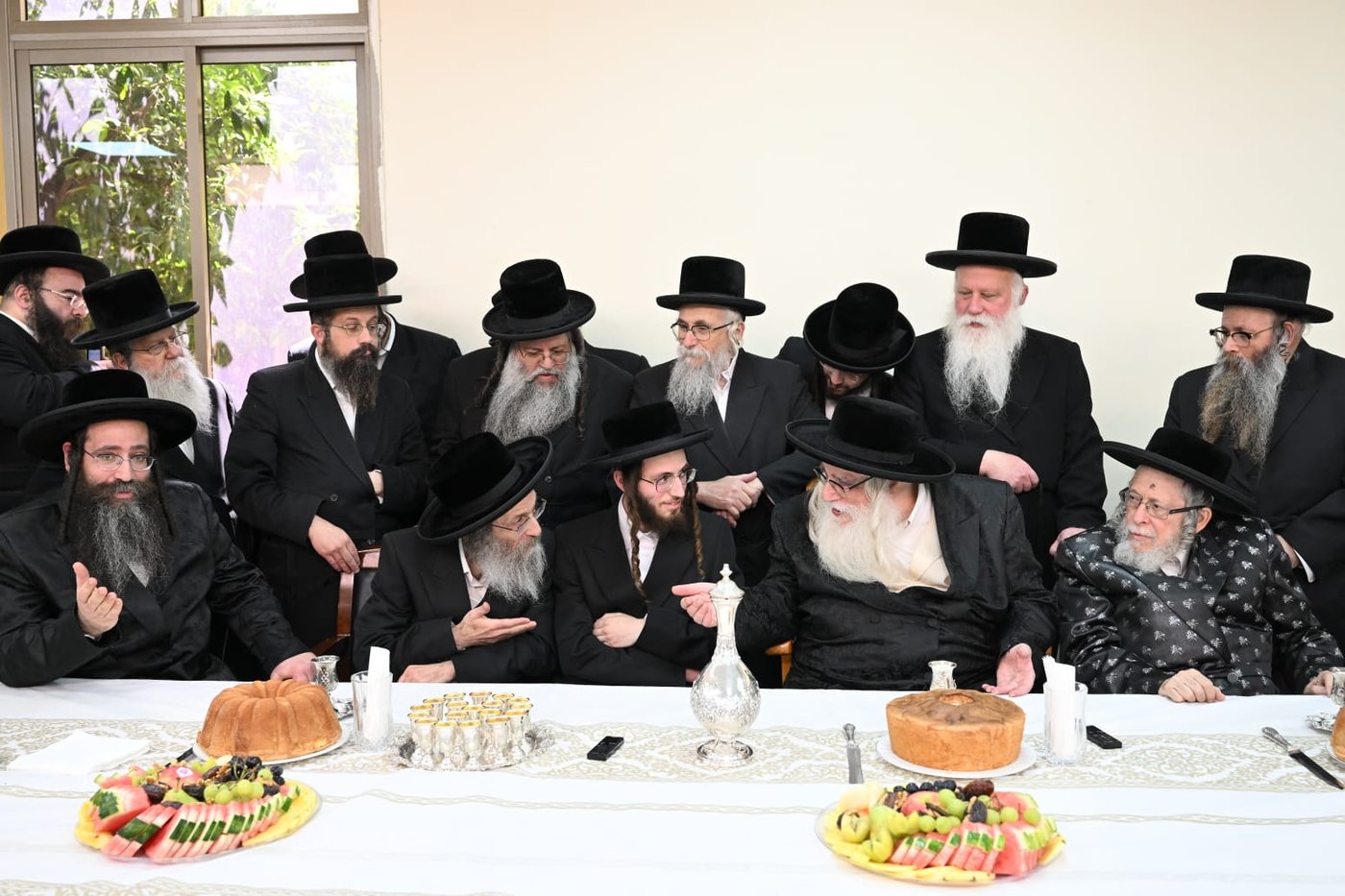 בבית האדמו"ר: החסידים חגגו את השידוך הסודי של הנכדה