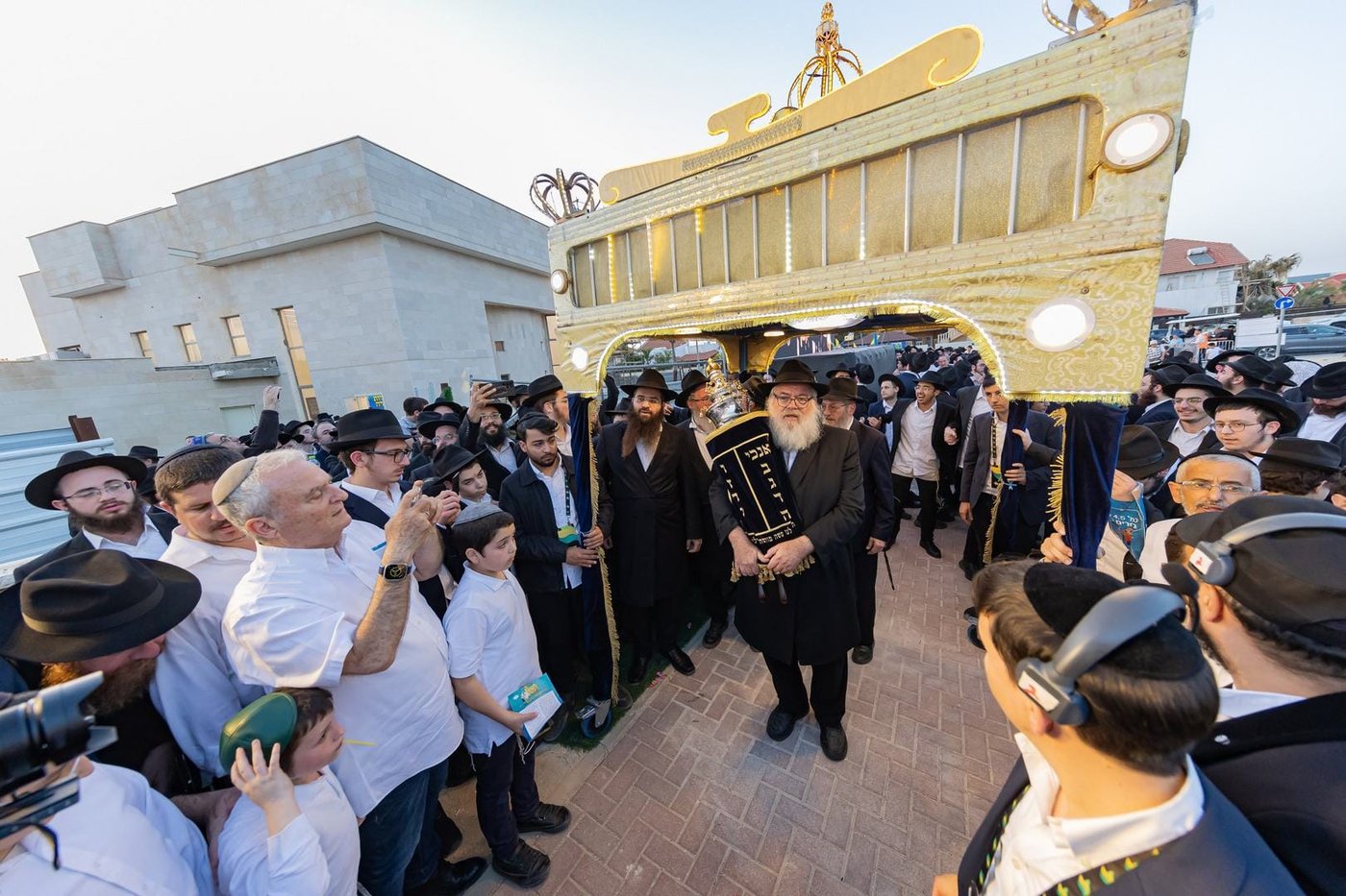 עם משפחות החטופים וההרוגים בשדה הקטל ברעים: מעמד מרגש של הכנסת ספר תורה | תיעוד מיוחד