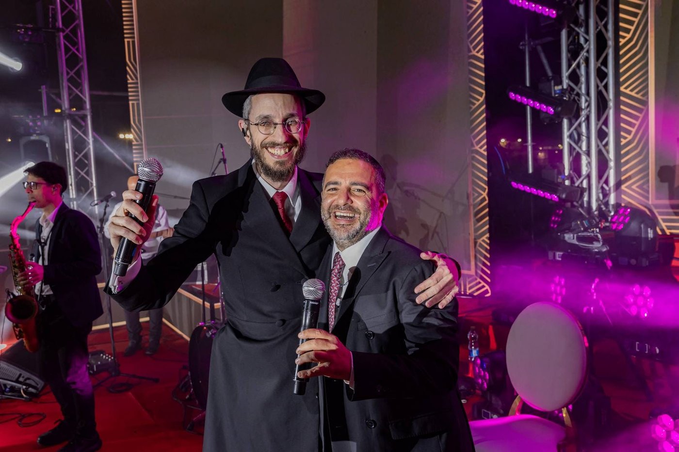 עם משפחות החטופים וההרוגים בשדה הקטל ברעים: מעמד מרגש של הכנסת ספר תורה | תיעוד מיוחד
