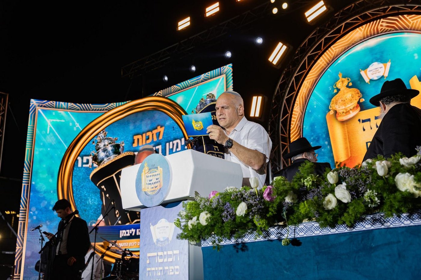 עם משפחות החטופים וההרוגים בשדה הקטל ברעים: מעמד מרגש של הכנסת ספר תורה | תיעוד מיוחד