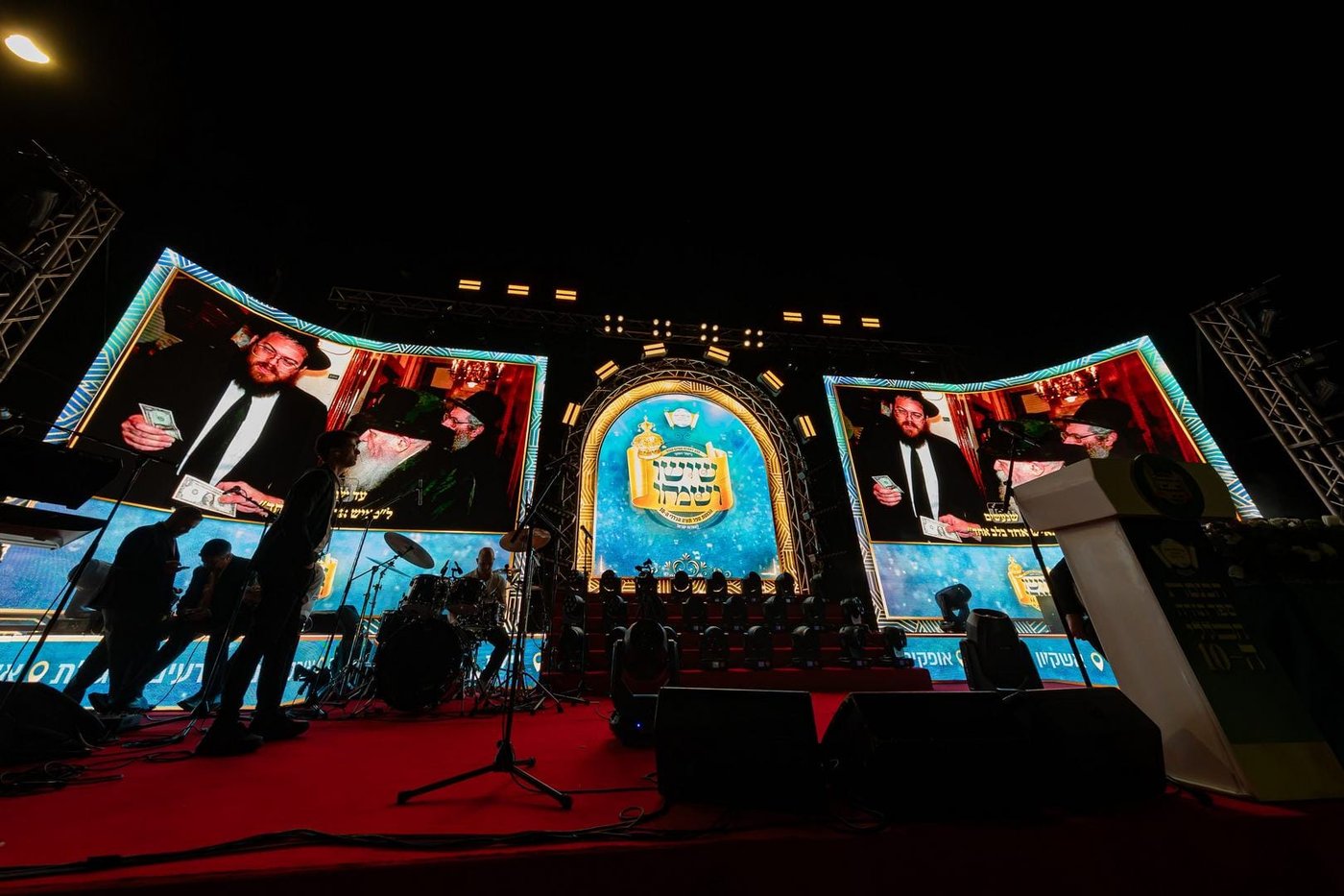 עם משפחות החטופים וההרוגים בשדה הקטל ברעים: מעמד מרגש של הכנסת ספר תורה | תיעוד מיוחד