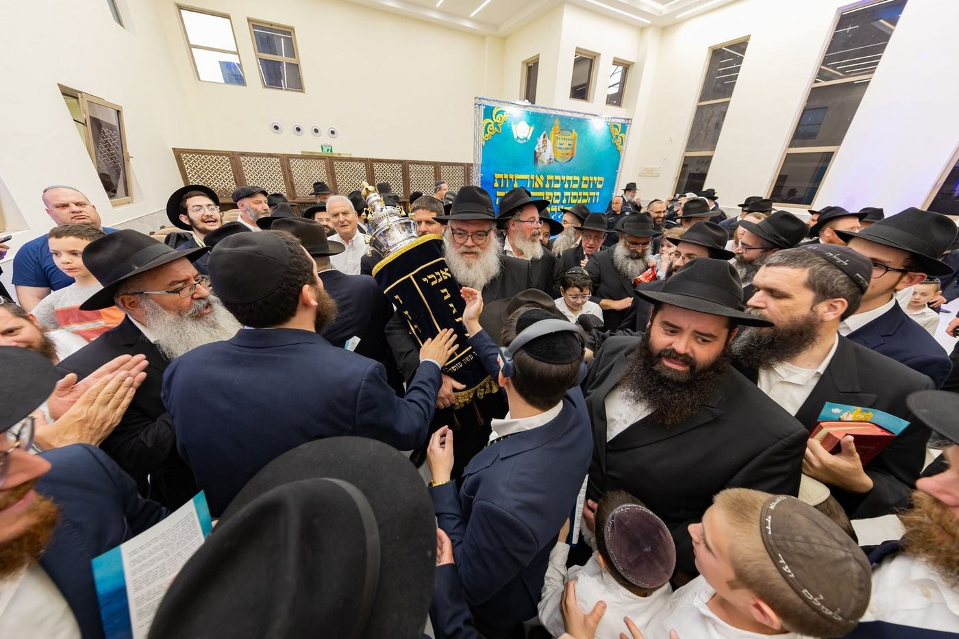עם משפחות החטופים וההרוגים בשדה הקטל ברעים: מעמד מרגש של הכנסת ספר תורה | תיעוד מיוחד