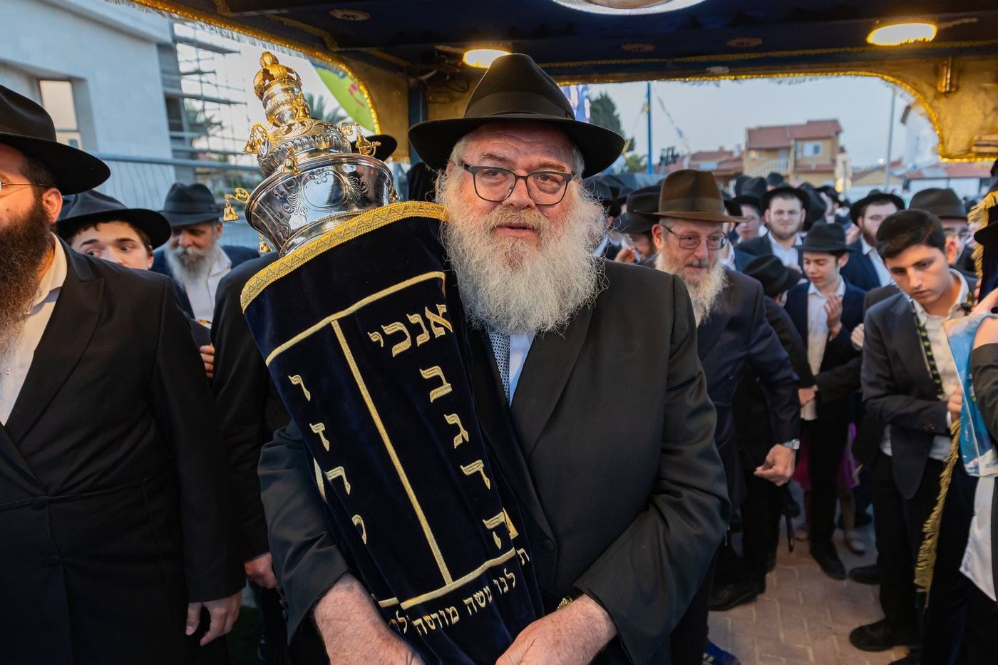עם משפחות החטופים וההרוגים בשדה הקטל ברעים: מעמד מרגש של הכנסת ספר תורה | תיעוד מיוחד