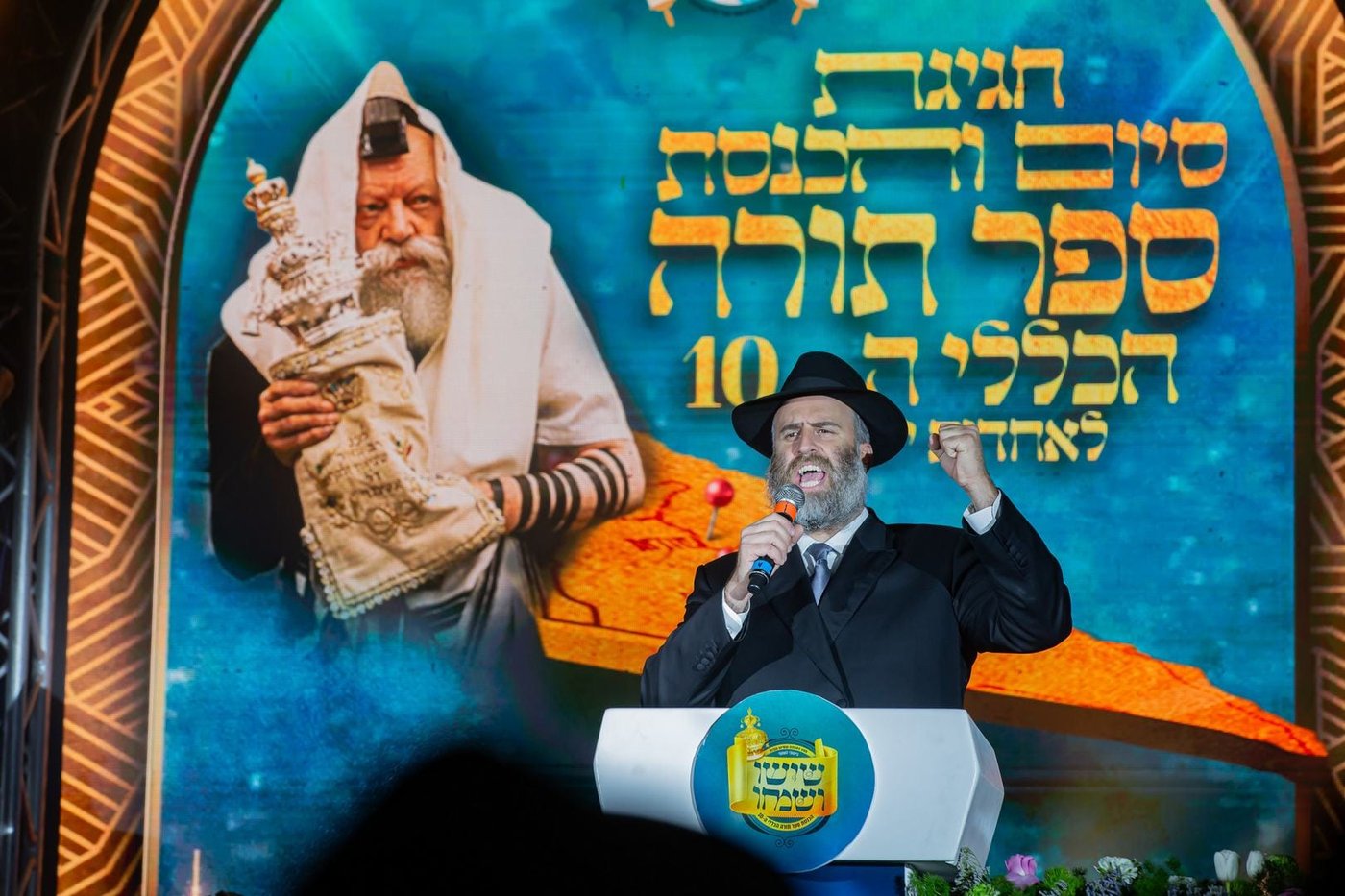 עם משפחות החטופים וההרוגים בשדה הקטל ברעים: מעמד מרגש של הכנסת ספר תורה | תיעוד מיוחד